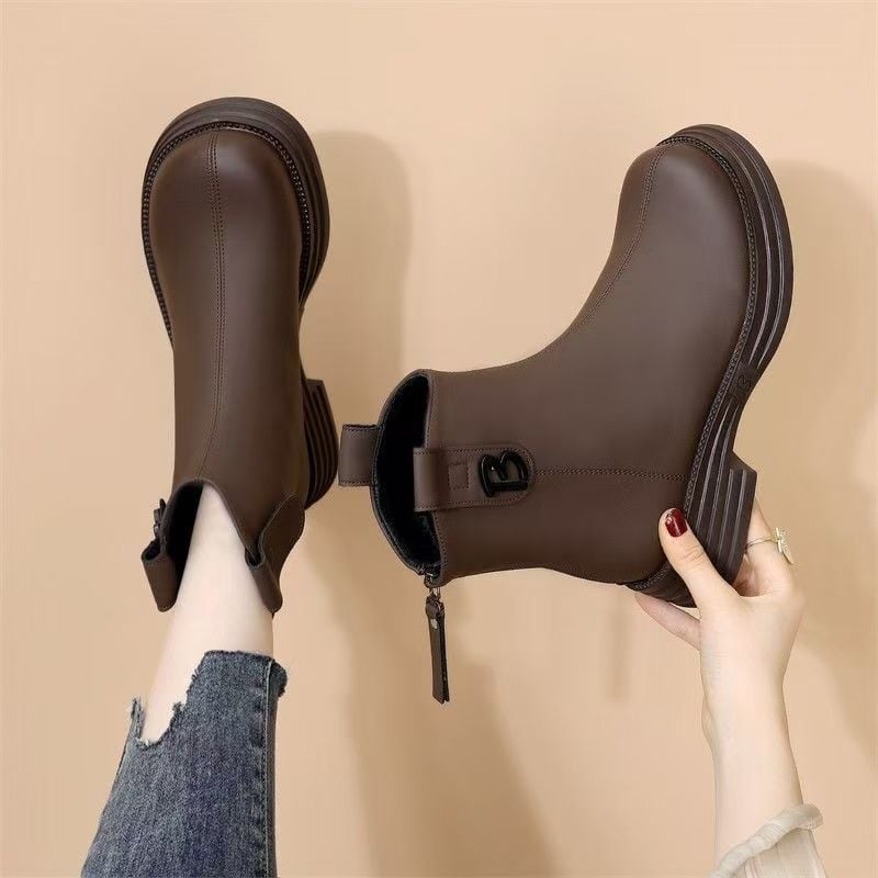 Vīriešu tassel zābaki britu stilā ar PU augšu, gumijas zole, aizmugurē rāvējslēdzējs, vidēja augstuma kājiņa, 3–5 cm papēdis, mikrošķiedras odere, kokvilnas iekšējā zolīte, vulkanizēta zole, vienkrāsains