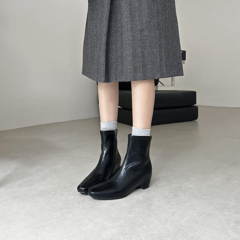 Martin zābaki ar kvadrāta purnu, nubuka augšdaļa, gumijas zole ar pretslīdēšanu, zems plats papēdis 1–3 cm, sānos rāvējslēdzējs