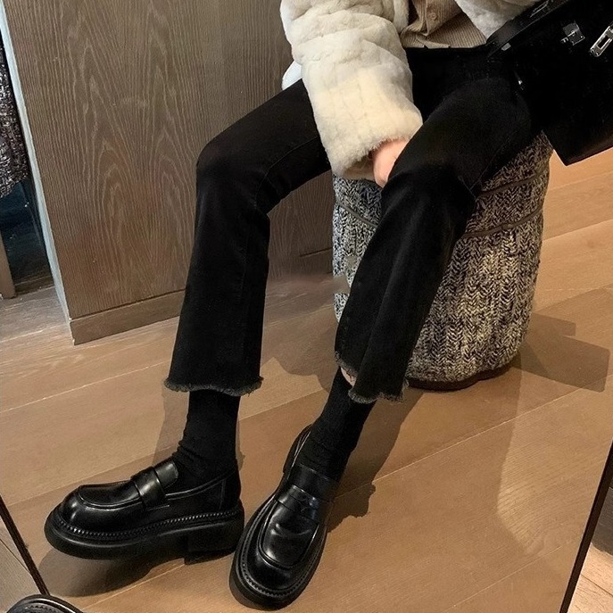 Női bőr loafer brit stílusú slip-on, kerek orr, vastag 3-5 cm sarok, felső része valódi bőr, gumitalp