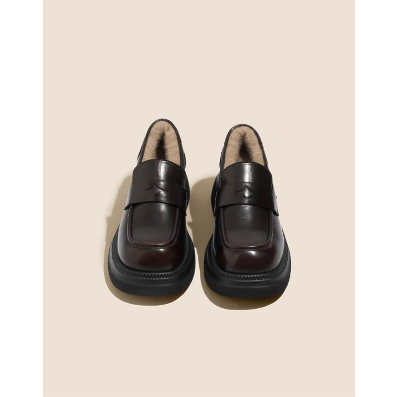 Női bőr loafer brit stílusú slip-on, kerek orr, vastag 3-5 cm sarok, felső része valódi bőr, gumitalp