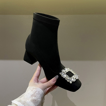 Sieviešu īsās zābaki no samta, kvadrātveida purns, bieza papēdis, papēža augstums 3–5 cm, zemais garums