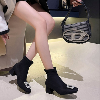 Sieviešu īsās zābaki no samta, kvadrātveida purns, bieza papēdis, papēža augstums 3–5 cm, zemais garums