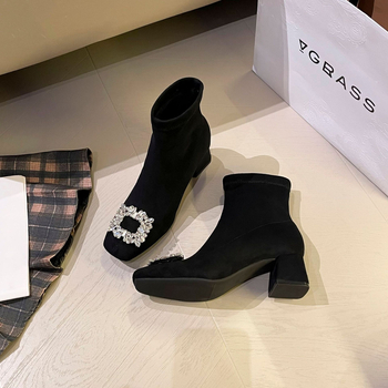 Sieviešu īsās zābaki no samta, kvadrātveida purns, bieza papēdis, papēža augstums 3–5 cm, zemais garums