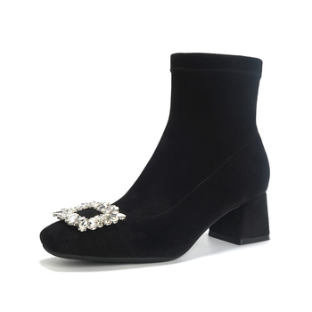 Sieviešu īsās zābaki no samta, kvadrātveida purns, bieza papēdis, papēža augstums 3–5 cm, zemais garums