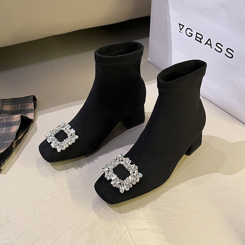 Sieviešu īsās zābaki no samta, kvadrātveida purns, bieza papēdis, papēža augstums 3–5 cm, zemais garums