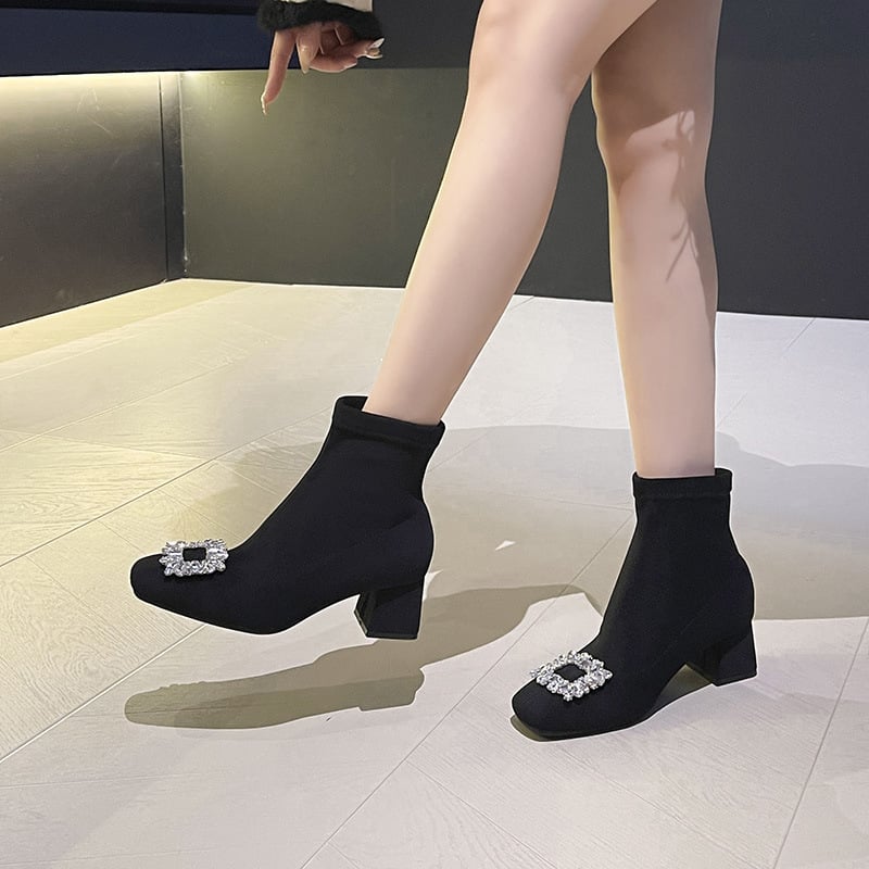 Sieviešu īsās zābaki no samta, kvadrātveida purns, bieza papēdis, papēža augstums 3–5 cm, zemais garums