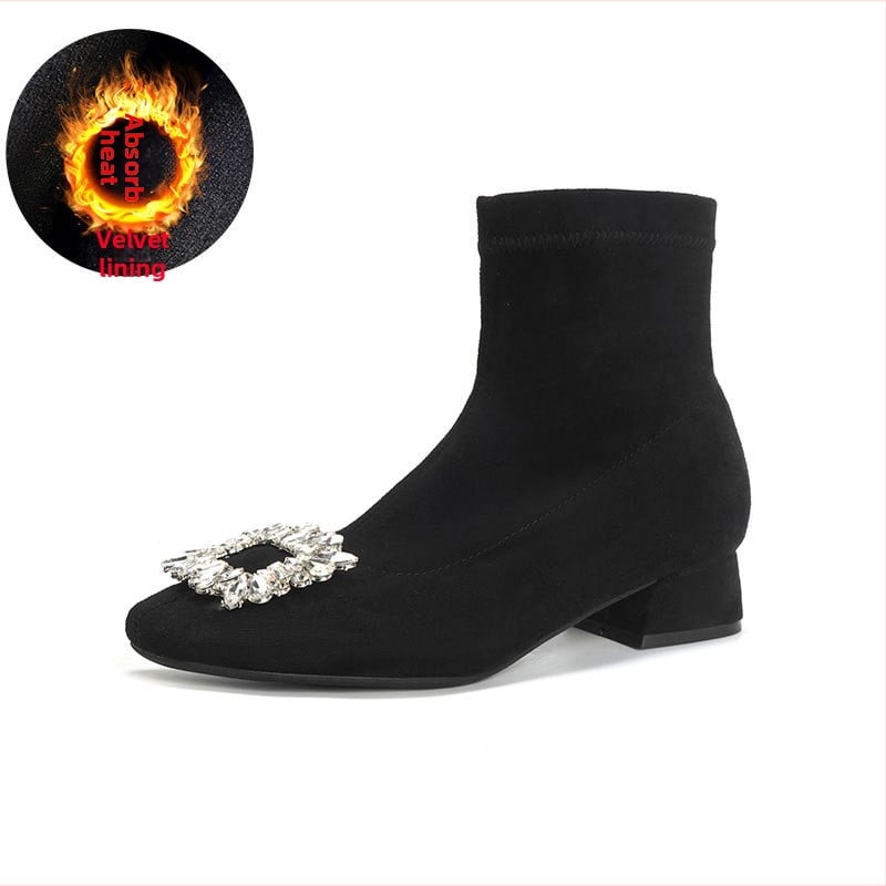 Sieviešu īsās zābaki no samta, kvadrātveida purns, bieza papēdis, papēža augstums 3–5 cm, zemais garums