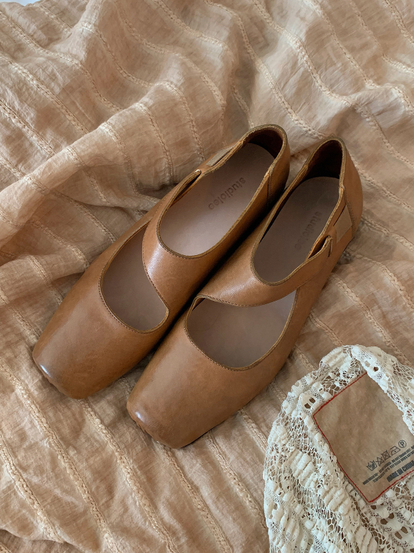 Mary Jane topánky s štvorcovým nosom, vrchná časť z hovädzej kože, hrubý podpätok 3-6 cm, gumová podrážka