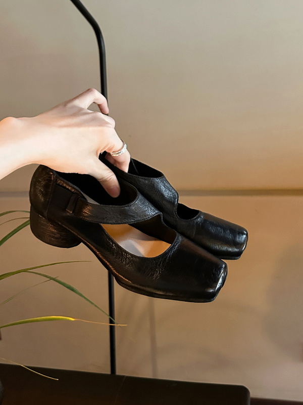 Mary Jane topánky s štvorcovým nosom, vrchná časť z hovädzej kože, hrubý podpätok 3-6 cm, gumová podrážka