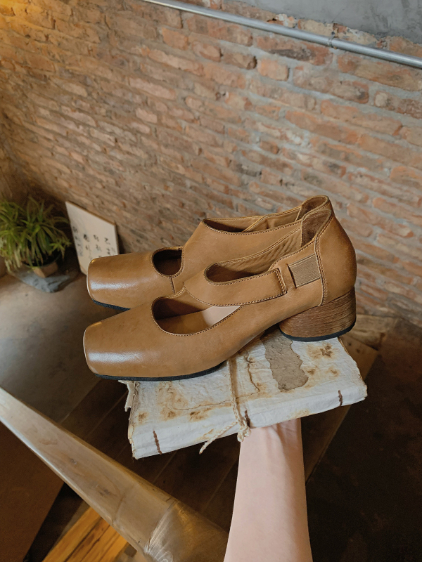 Mary Jane topánky s štvorcovým nosom, vrchná časť z hovädzej kože, hrubý podpätok 3-6 cm, gumová podrážka