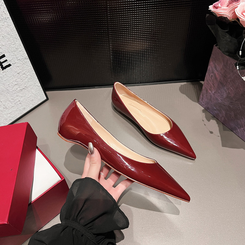 Dámske ploché topánky s ostrým nosom, vonkajší materiál: super vlákno, vnútorný materiál: ovčia vlna, podrážka: guma, nízky podpätok do 3 cm