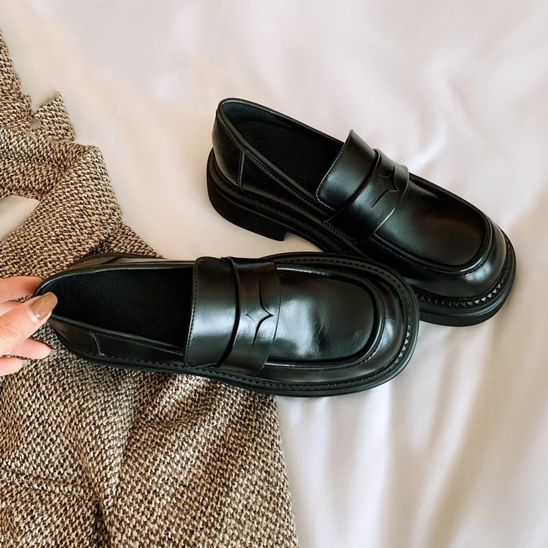 Dámske loafers v britskom štýle, horná časť z druhej vrstvy hovädzej kože, stredná päta 3–5 cm, gumená podrážka
