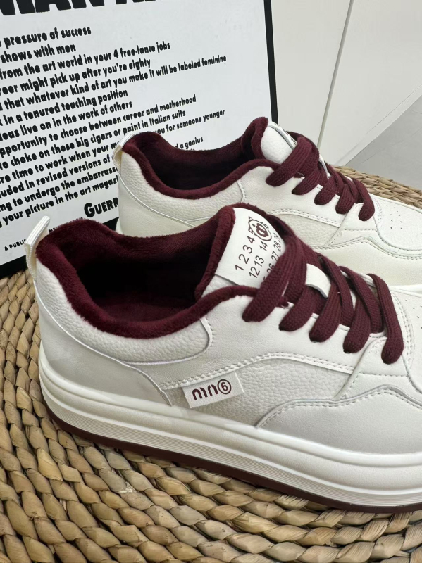 Casual γυναικεία αθλητικά παπούτσια με υπερ-ελαφριά μαλακή σόλα, επάνω μέρος από δέρμα χοίρου, επένδυση από δέρμα Νάπα, στρογυλμένη μύτη, σόλα με μεμβράνη ενυδάτωσης, κλείσιμο με κορδόνια