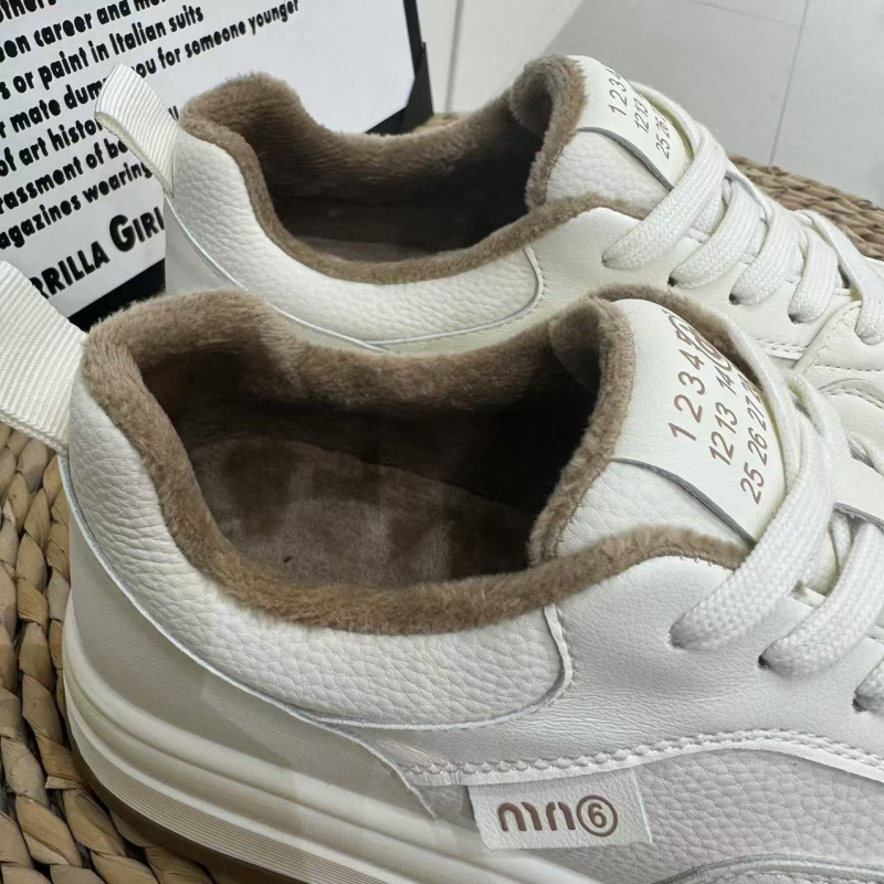 Casual γυναικεία αθλητικά παπούτσια με υπερ-ελαφριά μαλακή σόλα, επάνω μέρος από δέρμα χοίρου, επένδυση από δέρμα Νάπα, στρογυλμένη μύτη, σόλα με μεμβράνη ενυδάτωσης, κλείσιμο με κορδόνια