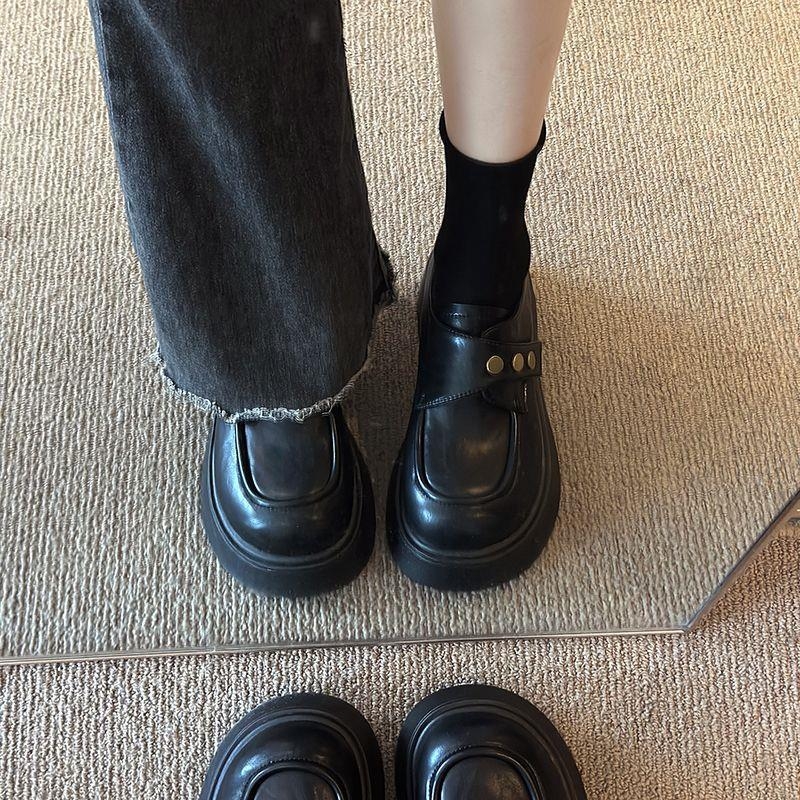 Mary Jane loafers s okrúhym špičkou, PU horná časť, PU vnútrajšok, gumová podrážka, hlboký otvor, hrubá päta 6-8 cm, elegantný štýl, inšpirovaný kórejským a japonským dizajnom