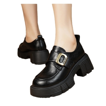 Női vastag talpú loaferek, slip-on, felső anyag: szuper rost, belső: természetes bőr, talp: PU, sarokmagasság 3–5 cm, mintázat: koponya