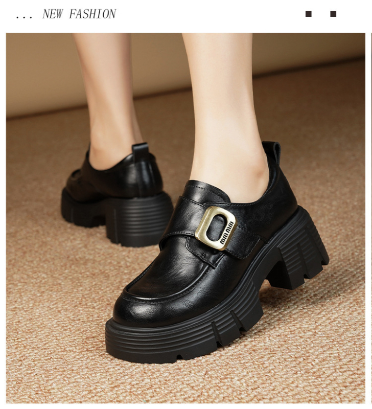 Női vastag talpú loaferek, slip-on, felső anyag: szuper rost, belső: természetes bőr, talp: PU, sarokmagasság 3–5 cm, mintázat: koponya