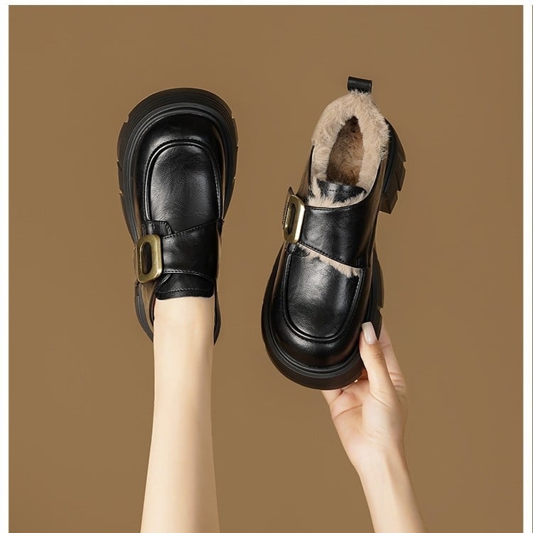 Női vastag talpú loaferek, slip-on, felső anyag: szuper rost, belső: természetes bőr, talp: PU, sarokmagasság 3–5 cm, mintázat: koponya