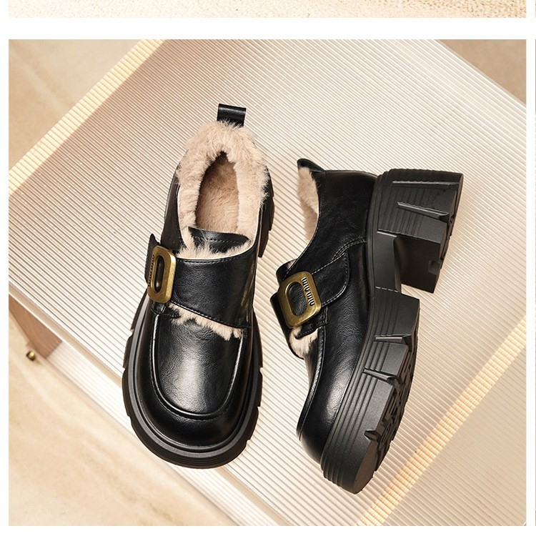 Női vastag talpú loaferek, slip-on, felső anyag: szuper rost, belső: természetes bőr, talp: PU, sarokmagasság 3–5 cm, mintázat: koponya