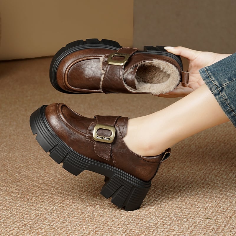 Női vastag talpú loaferek, slip-on, felső anyag: szuper rost, belső: természetes bőr, talp: PU, sarokmagasság 3–5 cm, mintázat: koponya