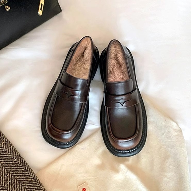 Dámske kožené loafers v britskom štýle, bez šnúrok, okrúhla špička, nízky horný lem, stredne vysoká päta 3–5 cm, horná vrstva druhej vrstvy kože, gumová podrážka
