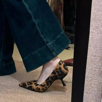 Vysoké podpätky, špičatý nos, výška podpätku 3–6 cm, PU horná časť, gumová podrážka, leopardí vzor