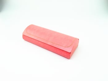 Nagykereskedelmi kézzel készített szemüvegtokok diákoknak és gyerekeknek, friss és stílusos dizájnnal, bőrből. Az üzlet neve/logója testreszabható.