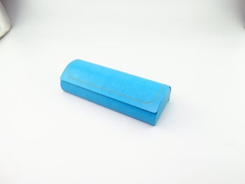 Nagykereskedelmi kézzel készített szemüvegtokok diákoknak és gyerekeknek, friss és stílusos dizájnnal, bőrből. Az üzlet neve/logója testreszabható.