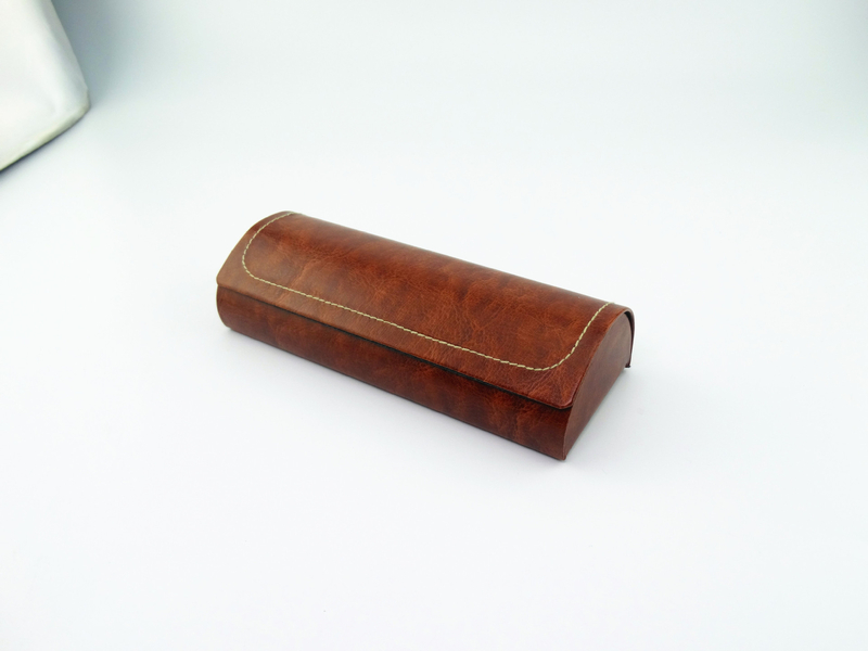 Nagykereskedelmi kézzel készített szemüvegtokok diákoknak és gyerekeknek, friss és stílusos dizájnnal, bőrből. Az üzlet neve/logója testreszabható.