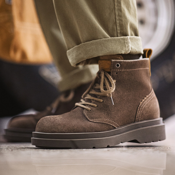Férfi Martin csizma - vintage munkás csizma, felső anyag: másodlagos disznó bőr, bélés: mesterséges szőrme, talp: gumi csúszásmentes és vízálló, csizma magasság: középmagas (20–28 cm), előre fűző