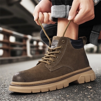 Férfi Martin csizma - vintage munkás csizma, felső anyag: másodlagos disznó bőr, bélés: mesterséges szőrme, talp: gumi csúszásmentes és vízálló, csizma magasság: középmagas (20–28 cm), előre fűző