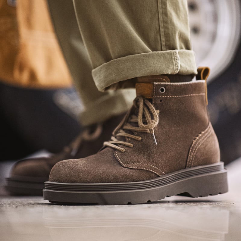 Férfi Martin csizma - vintage munkás csizma, felső anyag: másodlagos disznó bőr, bélés: mesterséges szőrme, talp: gumi csúszásmentes és vízálló, csizma magasság: középmagas (20–28 cm), előre fűző
