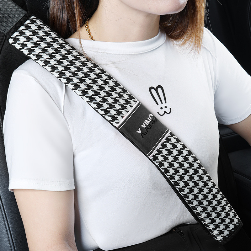 Podložka na ramenný pás bezpečnostného pásu automobilu so vzorom houndstooth, predĺžená pre autá a nákladné vozidlá, značka red chrysanthemum, prispôsobiteľná.