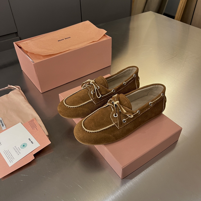 Ženske ravne cipele, okrugla nosnica, gornji dio od kože prvog sloja krave, gumeni potplat, slip-on