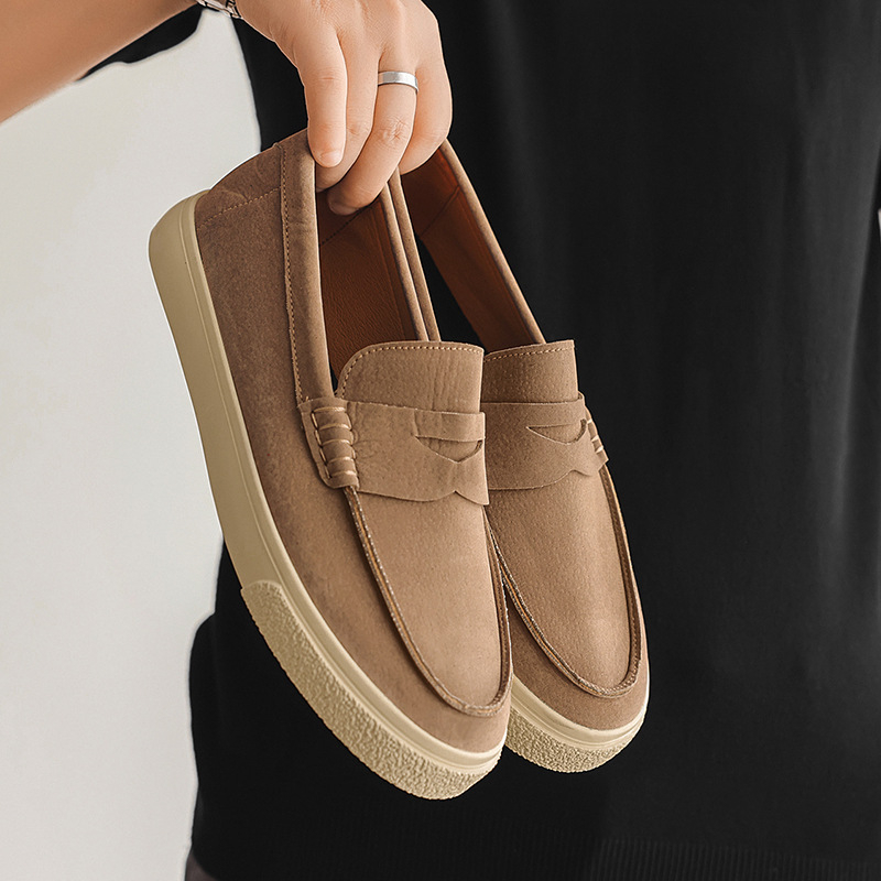 Vīriešu nubukas slip-on loaferi, gumijas zole, apaļa purngale, zems papēdis 1–3 cm, pavasaris 2025