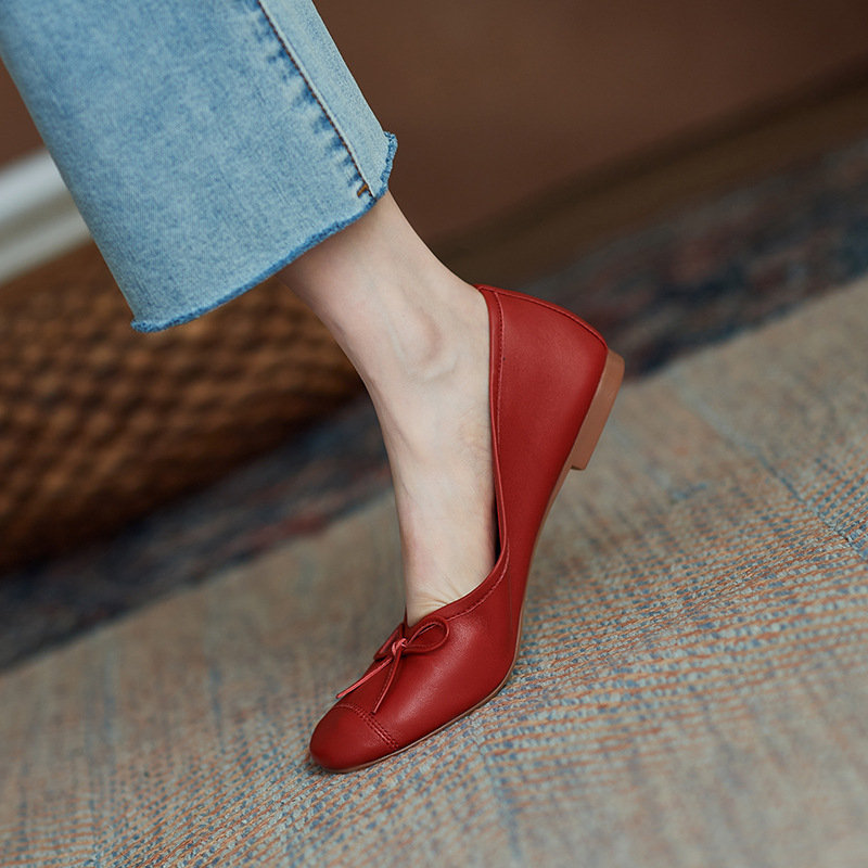 Ženské mokasíny slip-on z hovädzej kože, okrúhla špička, gumová podrážka, plochý podpätok 0–1 cm