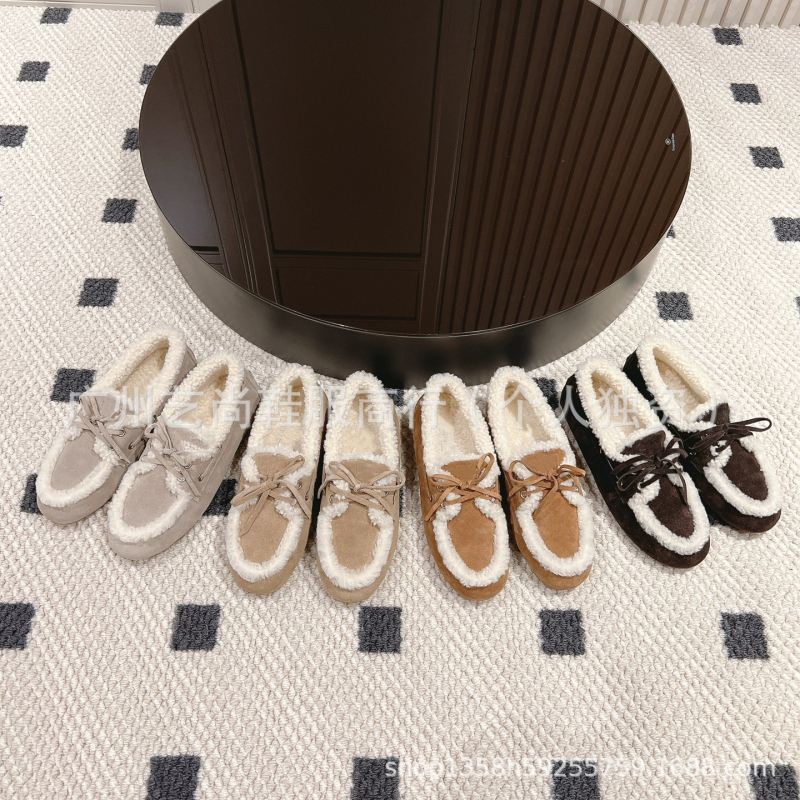 Mocasin din piele de capră, căptușit cu lână, șireturi, talpă din cauciuc