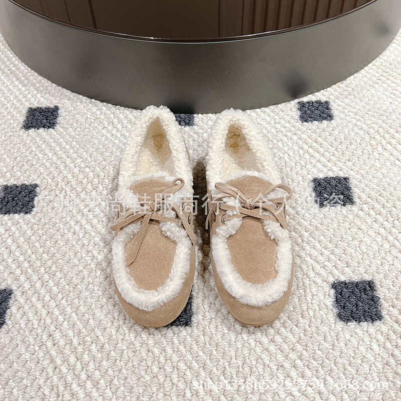 Mocasin din piele de capră, căptușit cu lână, șireturi, talpă din cauciuc