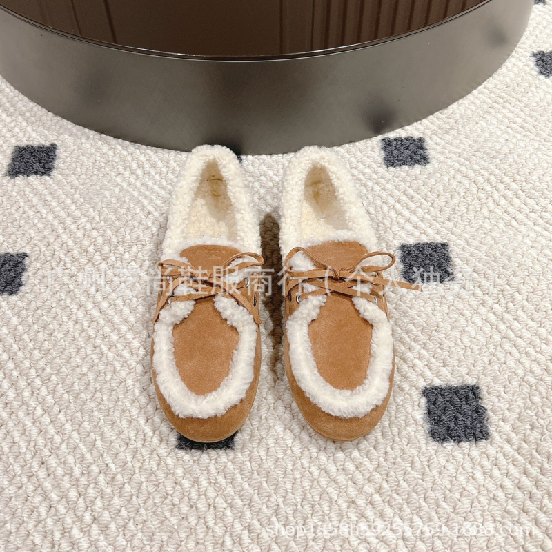 Mocasin din piele de capră, căptușit cu lână, șireturi, talpă din cauciuc