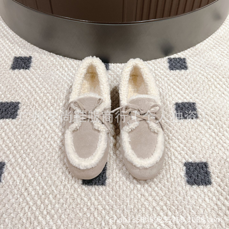 Mocasin din piele de capră, căptușit cu lână, șireturi, talpă din cauciuc