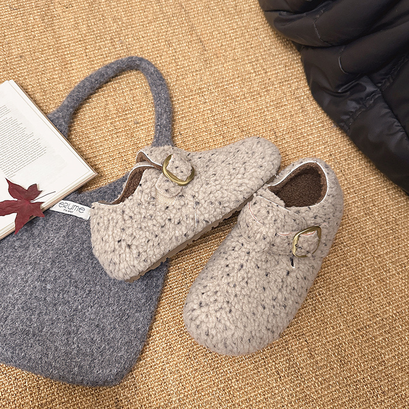 Mary Jane szőrös balerina – velúr felsőrész, belső műszőr bélés, Velcro-zár, PVC talp, alacsony sarok 1–3 cm, kerek orr, téli mindennapi viselet