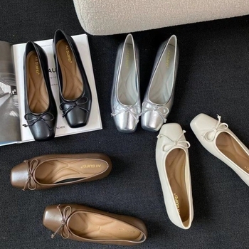 Moteriški lygūs bateliai su kvadratine nosimi ir kaspinu detale (PU viršus, žemas kulnas 1–3 cm, guma padas)