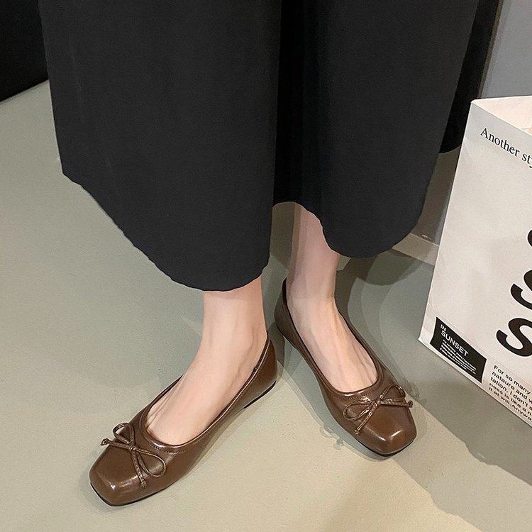 Moteriški lygūs bateliai su kvadratine nosimi ir kaspinu detale (PU viršus, žemas kulnas 1–3 cm, guma padas)