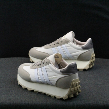 Muške tenisice: prozračne, lagane, protuklizna podloga; gornji dio: split koža; podloga: guma