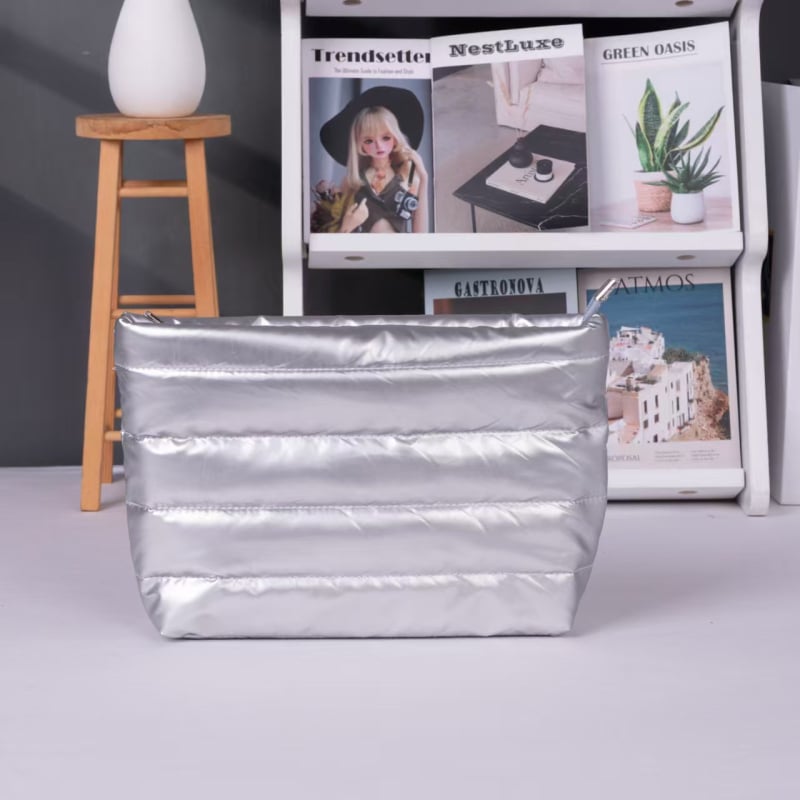 Козметична чанта за пътуване – дишаща и водоустойчива, ултралека; материя: дивинг плат; подплата: полиестер; затваряне: цип