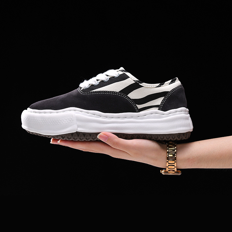 Unisex auduma skeita kurpes ar šaha laukuma rakstu, apaļš purns, gumijas zole, šņorēšana