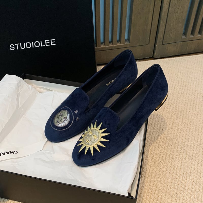 Γυναικείοι loafers με στρογγυλή μύτη - επάνω μέρος από σουέτ βοδινού, εσωτερική επένδυση από δέρμα προβάτου, σόλα από καουτσούκ, ύψος τακουνιού 3-5 εκ