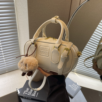 PU keresztbody táska, Boston stílus, párnás alak, cipzáras nyitás, poliészter bélés, belső zseb cipzárral és telefon zseb, egy vállpánt, mindennapi használatra