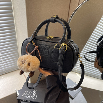 PU keresztbody táska, Boston stílus, párnás alak, cipzáras nyitás, poliészter bélés, belső zseb cipzárral és telefon zseb, egy vállpánt, mindennapi használatra