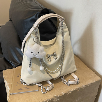 Női hátizsák – nagy kapacitású, szintetikus bőrből, PU bélés, cipzáras záródás, belső cipzáras zseb, laminált zseb, vízszintes négyzetes forma